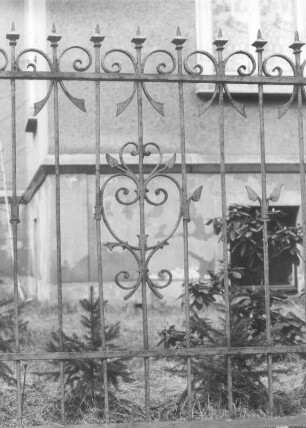 Dresden-Neustadt, Radeberger Straße 39. Wohnhaus. Einfriedung (Teilansicht)