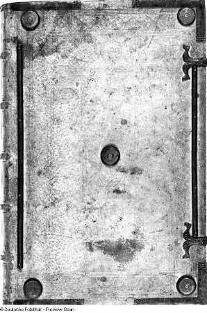 Spätmittelalterlicher Bucheinband mit Schweinsleder über Holzdeckeln. Mit Stempelprägung, Mittel- und Eckbeschlägen, vertikalen Auflegekanten und zwei Schließen. Um 1500. Dresden: SLUB Ink.3135