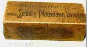 Pappschachtel für Nähmaschinenutensilien? "Aktiengesellschaft vormals Seidel und Naumann, Dresden"