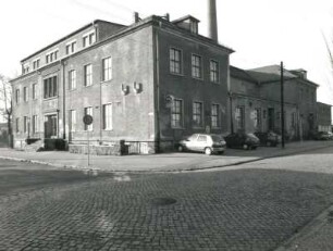 Radebeul. Ehemaliger Gasthof "Goldene Krone" (später Kulturhaus der AWD), Turnerweg 1/Ecke Gartenstraße (um 1928, um 1955). Eckansicht