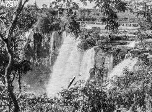 Wasserfall : Blick durch Bäume auf einen Wasserfall