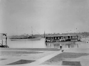 Yacht und Kanonenboot in Old-Calabar.