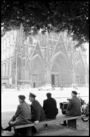 Rouen: Place du Général de Gaulle mit Rathaus und St. Quen, Vordergrund Männer auf Bank