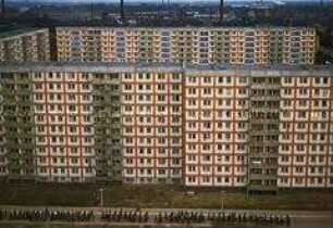 Jugendaufmarsch am Plattenbau in Berlin-Weissensee