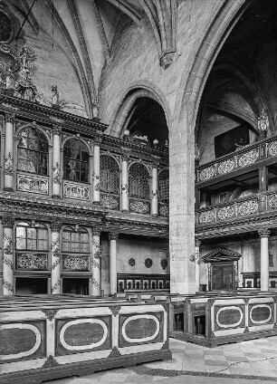 Schlosskirche, Inneres, Blick vom Chor in das nördliche Seitenschiff mit Fürstenloge