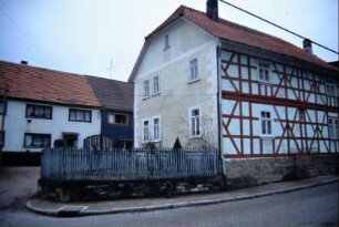 Fachwerkhaus mit Sichtfachwerk an der Traufseite, Giebel verputzt; Vorgarten