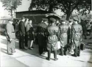 Mitarbeiter der Passierscheinstellen kommen am Grenzübergang Sonnenallee nach Berlin (West)