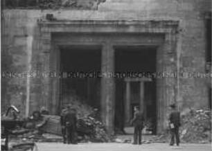 Amerikanische Besatzungssoldaten vor der zerstörten Reichskanzlei