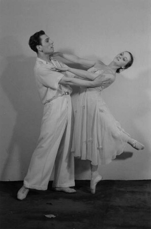 Gastspiel eines russischen Ballett- und Künstlerensembles in der Deutschen Staatsoper Berlin : Primaballerina Alla Schelest mit Boris Bregwadse in "Walzer", Teil des Ballettprogramms