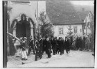 Primizfeier Eisele in Sigmaringen 1931; Prozession bei der Katholischen Kirche; im Mittelpunkt Männer mit Zylinder