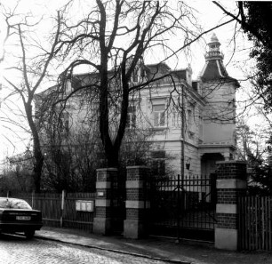 Böhlen-Großdeuben, Hauptstraße 29. Villa (Bezeichnung 1891). Straßenansicht mit Toranlage