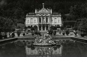 Linderhof (Ettal). Schloss Linderhof, Südseite mit Wasserbecken und Floragruppe