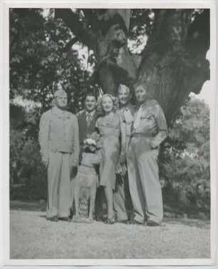 Danny Thomas (im Anzug) und Marlene Dietrich mit US Armeeangehörigen, Erinnerungsfoto vor der Abreise zur First Overseas Tour, Truppenbetreuung (Fort Meade, Maryland, 1944) (Archivtitel)