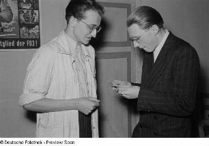Auftritt einer Theatergruppe beim Bezirksausscheid für Volkskunstgruppen 1954