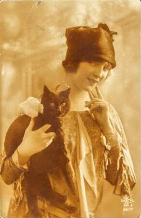 [Frau mit schwarzer Katze]