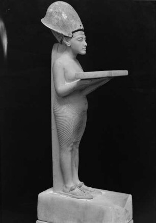 Statuette des Echnaton mit Opferplatte