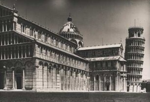 Pisa. Italien. Ansicht, des von 1063 bis 1092 im Stil der Romanik errichteten, Domes Santa Maria Assunta. Im Bildhintergrund derr dazugehörige Schiefe Turm von Pisa