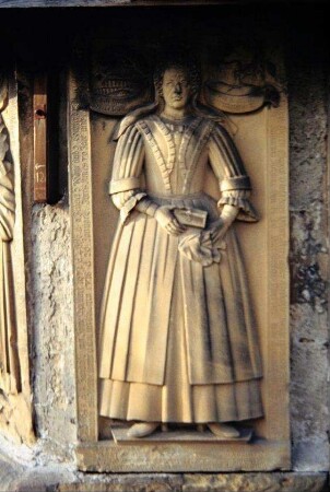 Grabplatte mit Frauenrelief