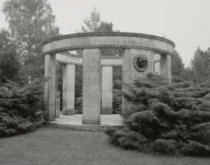 Denkmal für das 107. Infanterieregiment : Denkmal für das 107. Infanterieregiment.Sandstein, Metallguß (1921). Leipzig, Südfriedhof