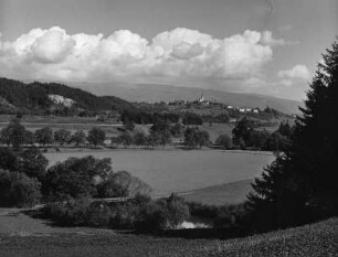 Wolkenbilder. Kumuluswolken über einem See (wahrscheinlich in Kärnten)