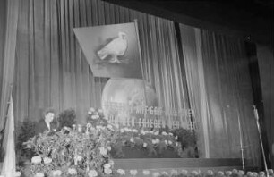 Veranstaltung zum Weltfriedenstag im Admiralspalast : Porträt einer Frau während einer Rede