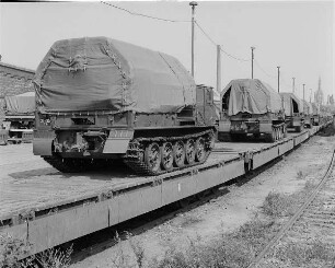 Verladung von Militärtechnik der 1. Gardepanzerarmee im Güterbahnhof Dresden-Neustadt. Flachwagenzug mit Lastkraftwagen auf Kettenfahrwerk : Dresden-Neustadt. Verladung von Militärtechnik der 1. Gardepanzerarmee im Güterbahnhof Dresden-Neustadt. Flachwagenzug mit Lastkraftwagen auf Kettenfahrwerk