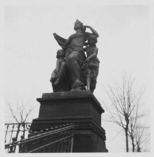 Der Morgen mit dem Erwachen und dem Morgentau : Schilling, Johannes. Vier Tageszeiten. Der Morgen mit dem Erwachen und dem Morgentau, Bronze, gegossen; überlebensgroß. 1871 (Original), 1908 Abguss. Dresden-Altstadt, Treppe zur Brühlschen Terrasse, oben
