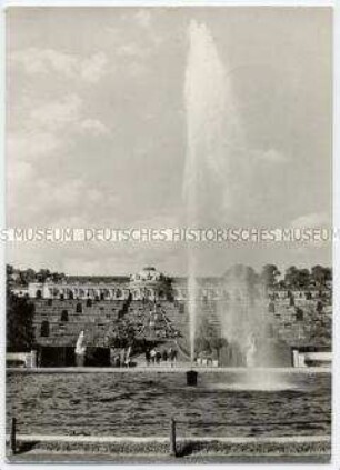 Blick auf Schloss Sanssouci mit Springbrunnen