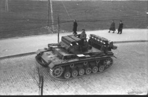 Bukarest: Tank [Panzer] von oben, Nähe