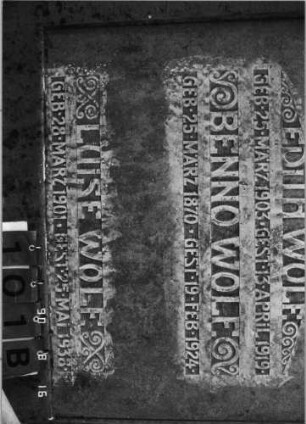 Grabstein 101 (Index: 99618521) Maße HxBxT: 173x270x24 cm Besonderheit: kulturhistorisch wertvoll / künstl.-formale Gründe (Steingestaltung); - Familiengrab: Grabstein 101B