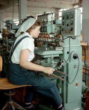 Arbeiterin an einer Spindelgraviermaschine des VEB Carl Zeiss Jena