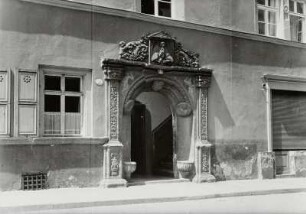 Pirna, Niedere Burgstraße 1. Blechschmidthaus (um 1540). Erdgeschossfenster und Portal