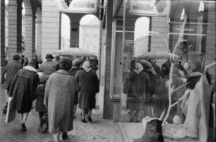 Dichter Einkaufsbetrieb in der Kaiserstraße am verregneten Karsamstag.