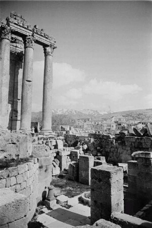 Reisefotos Libanon. Baalbek. Tempelanlage (101/300). Bacchustempel. Teilansicht mit Blick zum Ort und auf das Gebirge