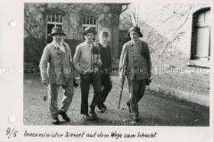 Mitglieder der Regierung von Sachsen-Anhalt auf dem Weg zum Vitzthum-Schacht des Mansfelder Kupferschieferbergbaus
