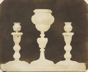 Vase aus Bronze, ziseliert und stark vergoldet, mit geschnittenen Korallen besetzt, italienische Arbeit, Anfang des 17. Jahrhunderts, zwei Leuchter von Agat, mit vergoldeter Bronze, 17. Jahrhundert