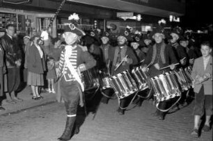 Basel (Schweiz): Barfüsserplatz; Flöter in napoleonischer Tracht