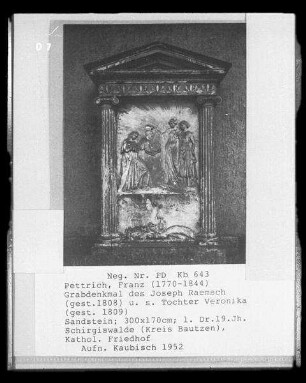 Grabmal des Joseph Raemsch und seiner Tochter : Pettrich, Franz. Grabdenkmal des Joseph Raemsch (gestorben 1808) und seiner Tochter Veronika (gestorben 1809). Sandstein; 300 x 170 cm. 1809/1833. Schirgiswalde-Kirschau, Katholischer Friedhof, Bereich der Aufbahrungshalle