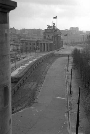 Berlin: Reichstagsgebäude; vom Sitzungszimmer auf Brandenburger Tor mit Mauer