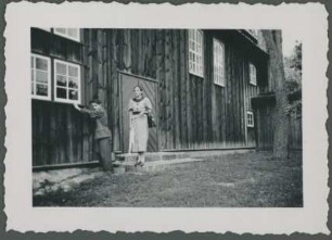 Fotografisches Porträt einer stehenden Dame und eines Herren