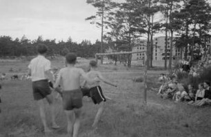 1. Zentrales Pionierlager "Georgi Dimitroff" in Prora auf Rügen : Pioniere bei einem Fußballspiel