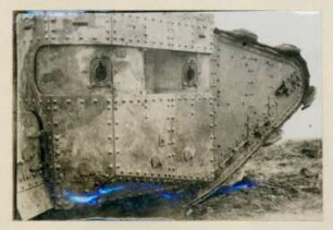Foto eines in der Schlacht bei Arras erbeuteten englischen Mark-Panzers