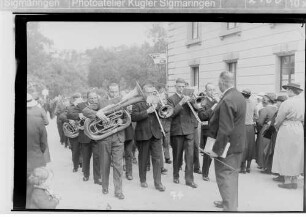 Fronleichnamsprozession in Sigmaringen in der Karlstraße/Ecke Fürst-WilhelmStraße; Musikkapelle mit Dirigent; im Hintergrund Marstall