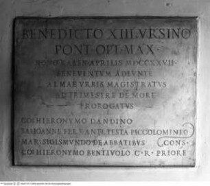 Inschriftentafel mit Widmung an Papst Benedikt XIII.