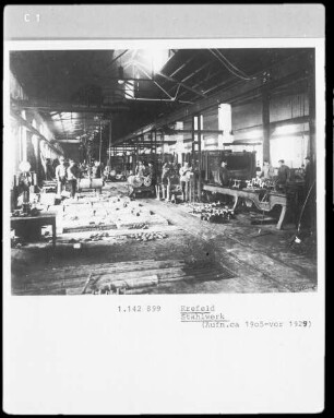 Arbeiter in einem Stahlwerk in Krefeld