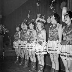 Karneval: Hotel Oldesloer Hof, Saal: Prunksitzung: Veranstalter Oldesloer Männerchor von 1844, Oldesloer Singakademie von 1946: Bühne: Auftritt von Mädchengarde mit Gewehren, Tanzmariechen: hinten links Podium, Elferrat, 27. Februar 1965