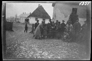 Illawcze (=Ilavche, Ukraine): vor dem Kirchof ("Rückkehr von Galiziern nach Sorocko")