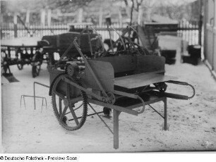 Mobile Strohpresse, eingerichtet für Fremdantrieb über Riementrieb (um 1920; Firma Künzel-Kleinod). Schrägansicht (Beschickungsseite) mit Zahntrieb und Kurbeltrieb
