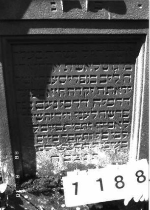Grabstein 1188 (Index: 100098595) Maße HxBxT: 124x61x14 cm Symbolik: zwei Herzen: Grabstein 1188 (Detailaufnahme)