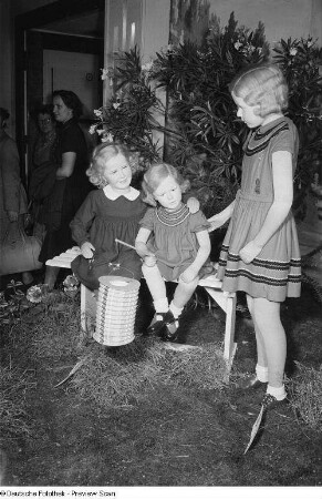 Kinderbekleidung auf der Leipziger Herbstmesse 1954